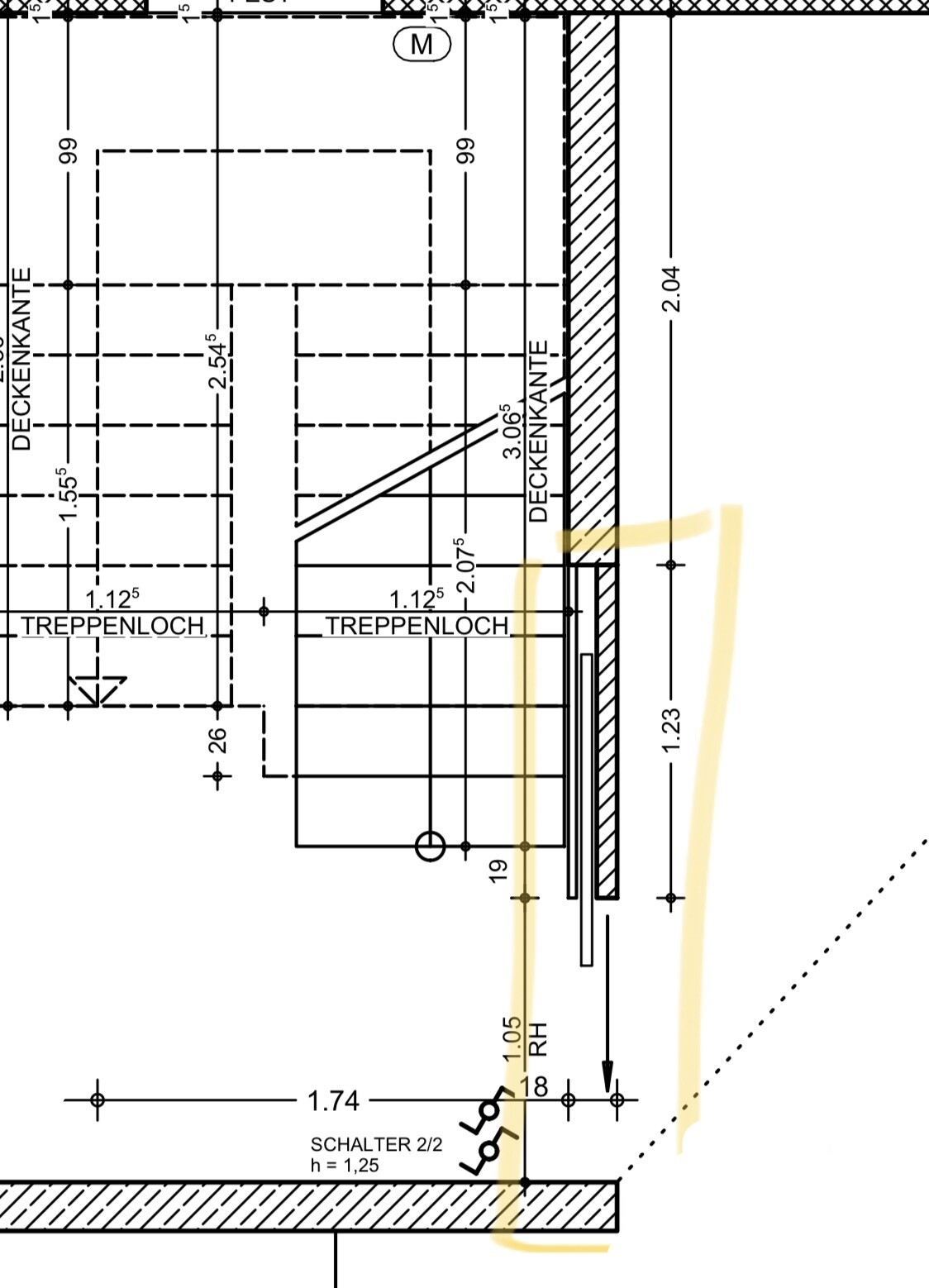 Architekten-Schnitt durch Treppenloch; Deckenkante, Schalter 2/2, Maßlinien, gelb markierte Wand.