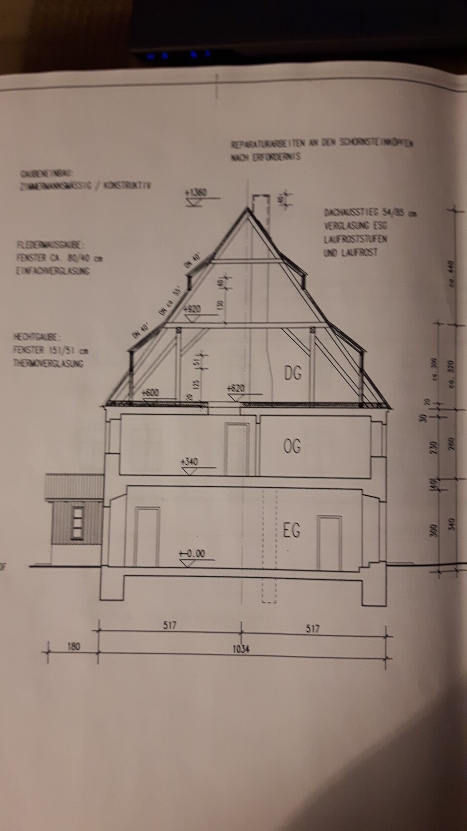 Schnitt durch ein mehrstöckiges Haus mit Keller und Satteldach; EG, OG und DG erkennbar.
