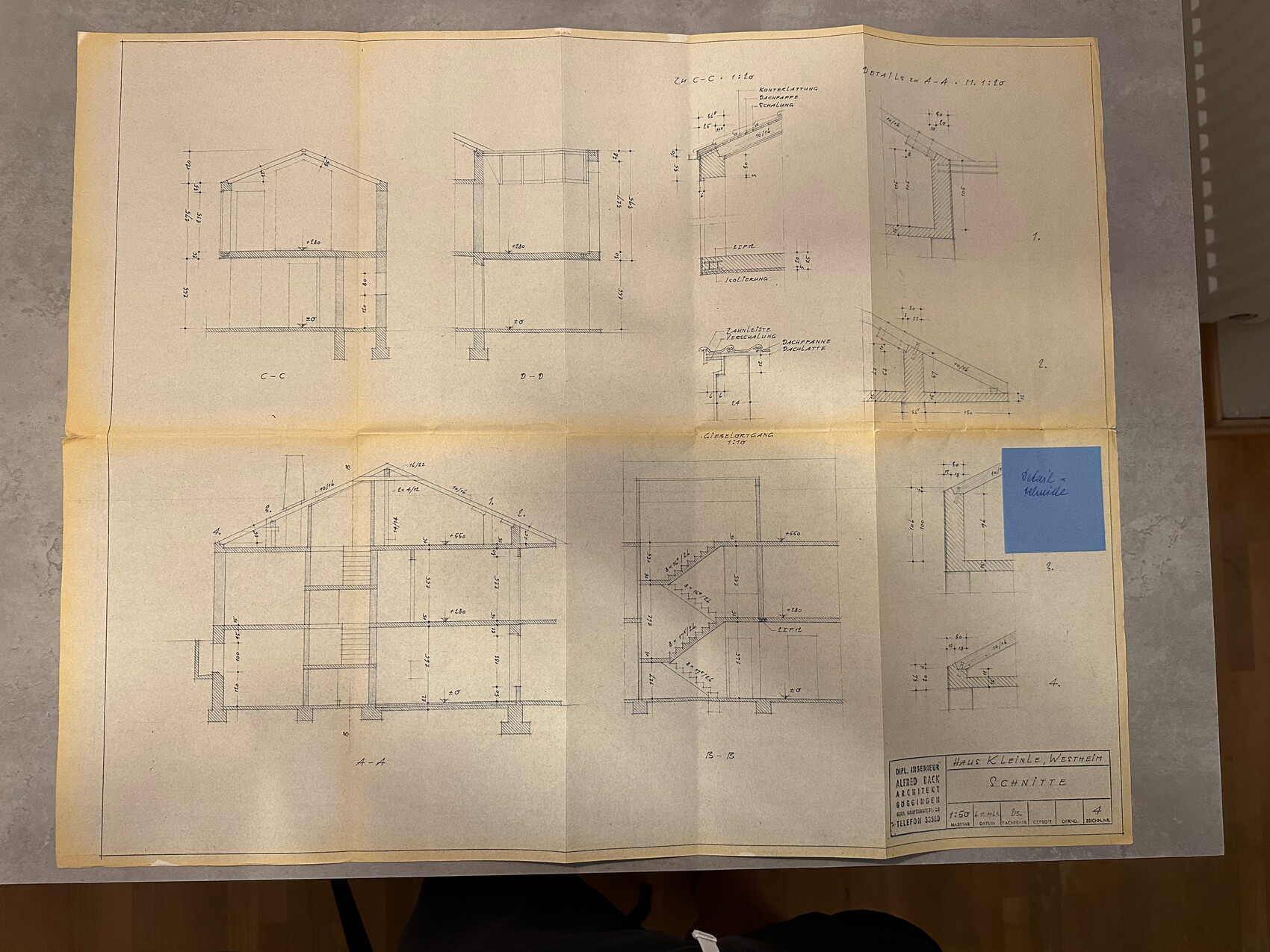 Architekturpläne eines mehrstöckigen Hauses mit Schnitten, Ansichten und Treppen