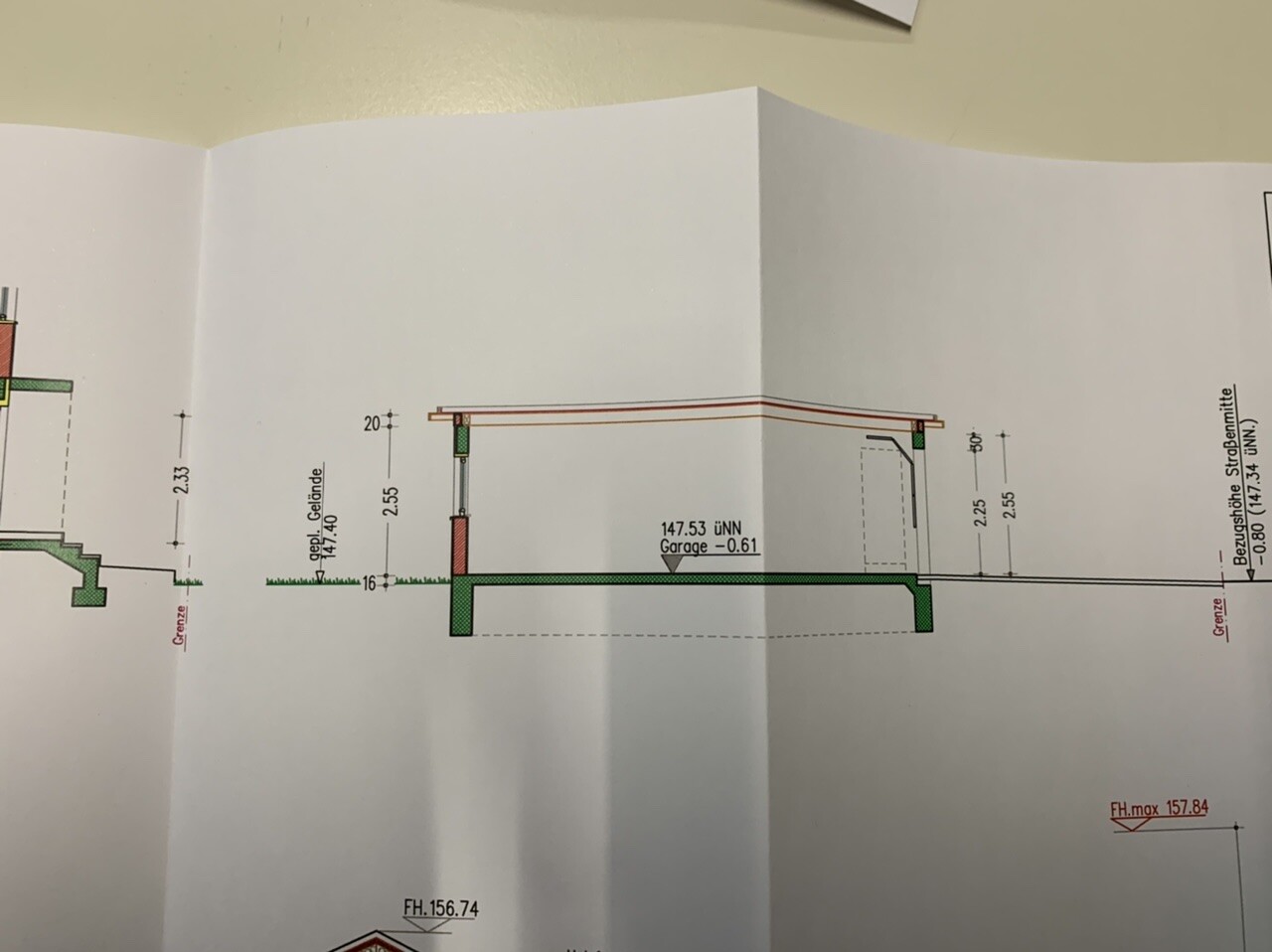 Technische Zeichnung: Seitenquerschnitt einer Garage mit Fundament, Erdreich und Höhenangaben.