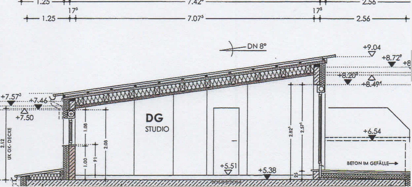 Querschnitt eines DG Studio mit geneigtem Dach, Dämmung, Wänden, Boden und Höhenangaben.