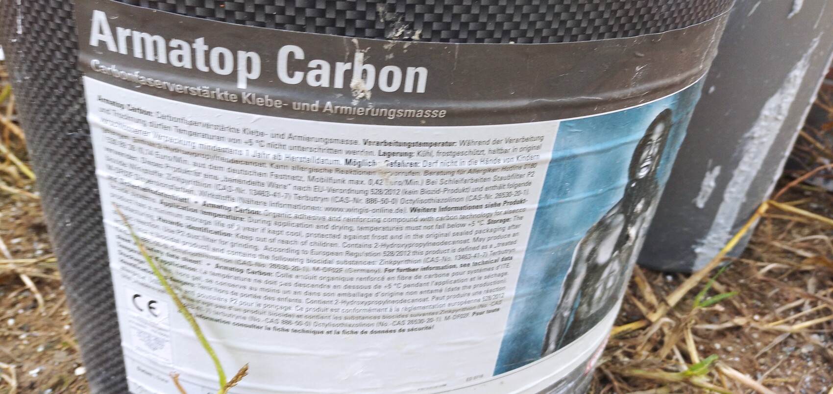 Nahaufnahme eines Eimers mit Armatop Carbon-Etikett, Klebe- und Armierungsmasse