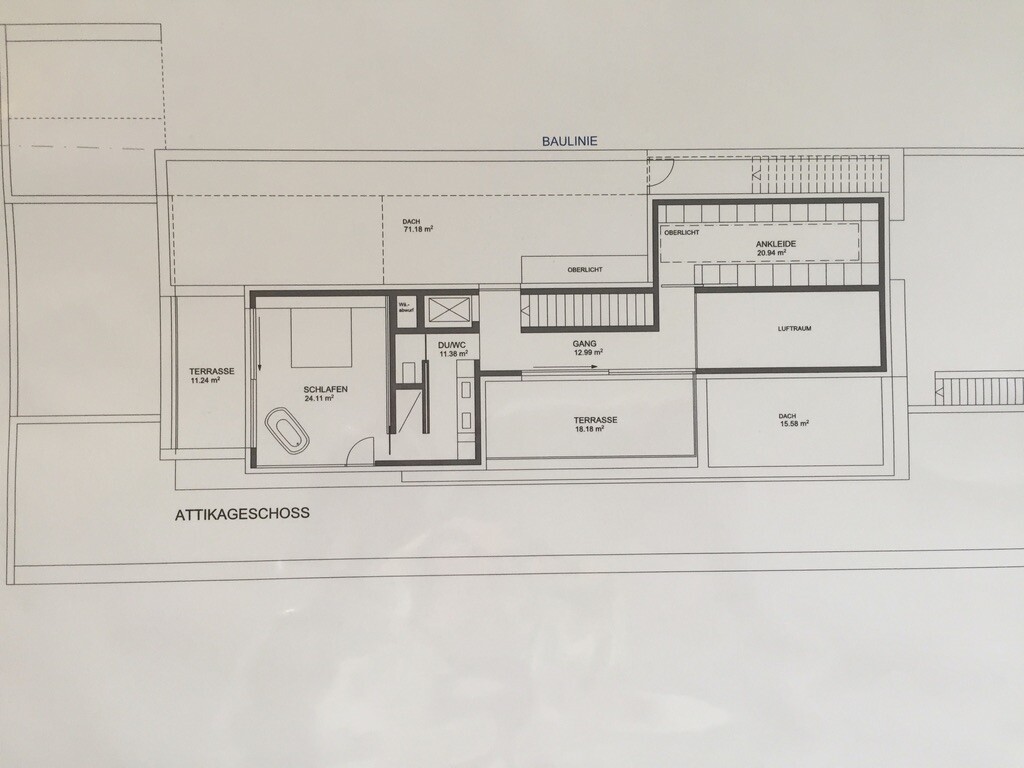 Grundriss Attikageschoss: Schlafzimmer, Ankleide, Du/WC, Gang und Terrasse.