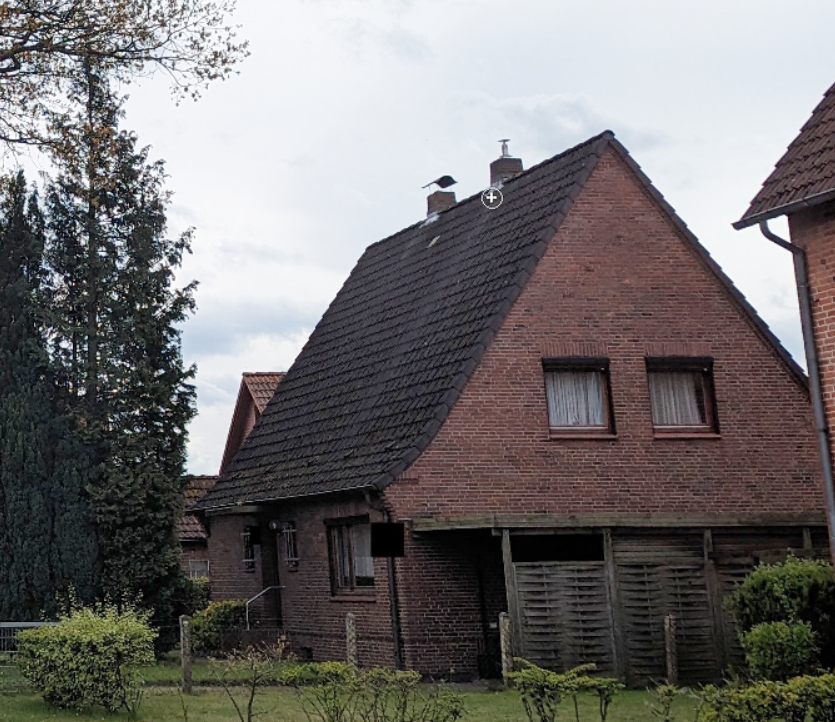 attraktives-ziegelhaus-mit-satteldach-und-gruenem-garten-aussenansicht.png
