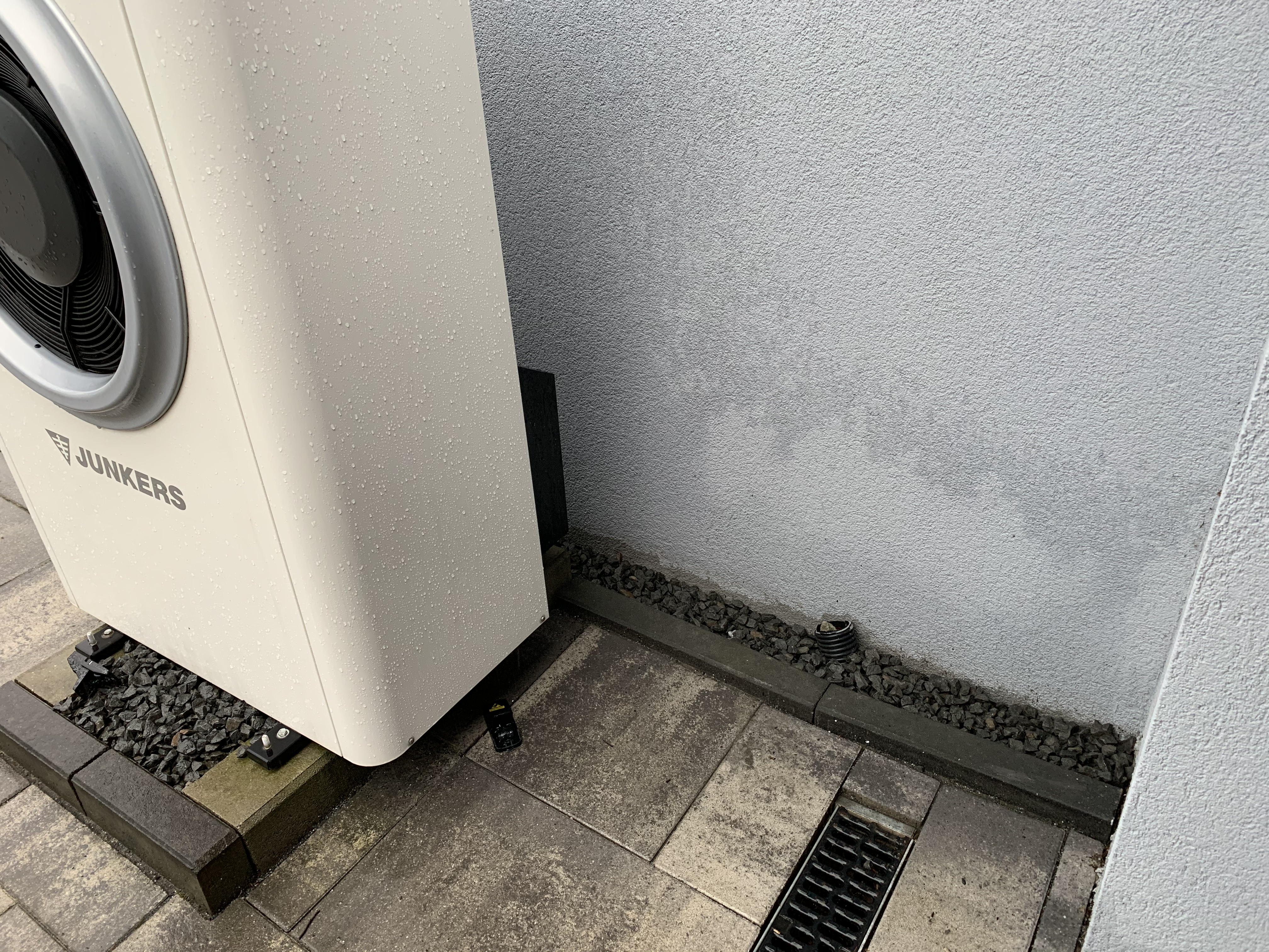 aufsteigende-feuchtigkeit-sockel-aussenwand-469439-4.jpeg