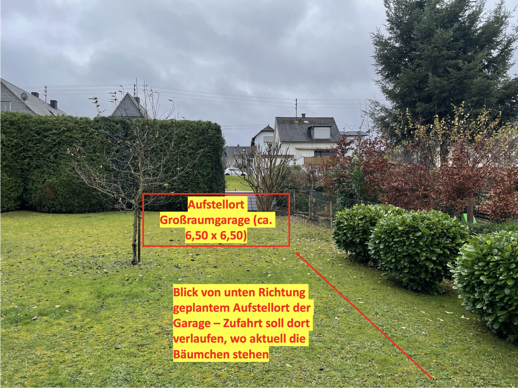 Garten mit Hecken; gelbe Markierung Aufstellort Großraumgarage ca. 6,5×6,5 m; rote Umrandung