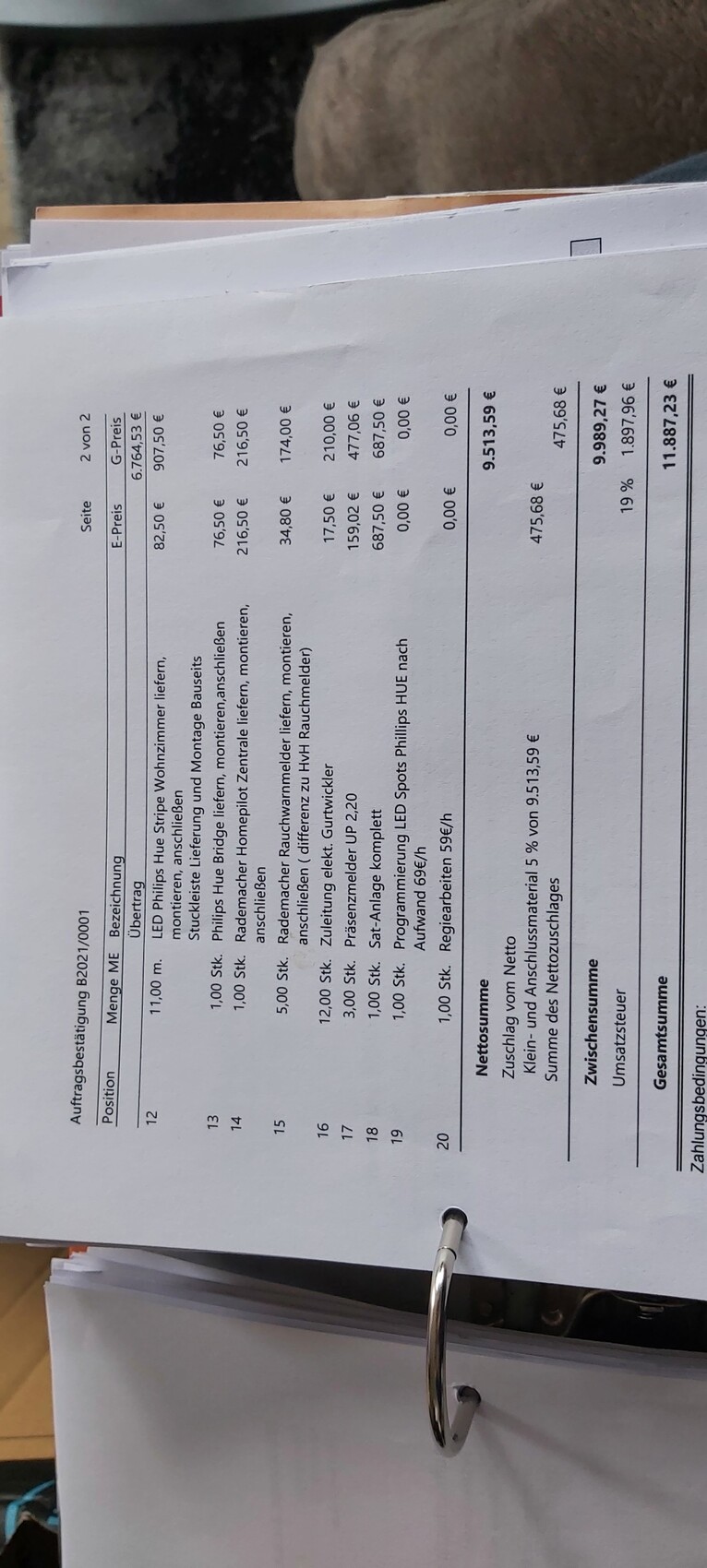 Offenes Blatt in Ringordner mit tabellarischer Preisliste und Euro-Beträgen.