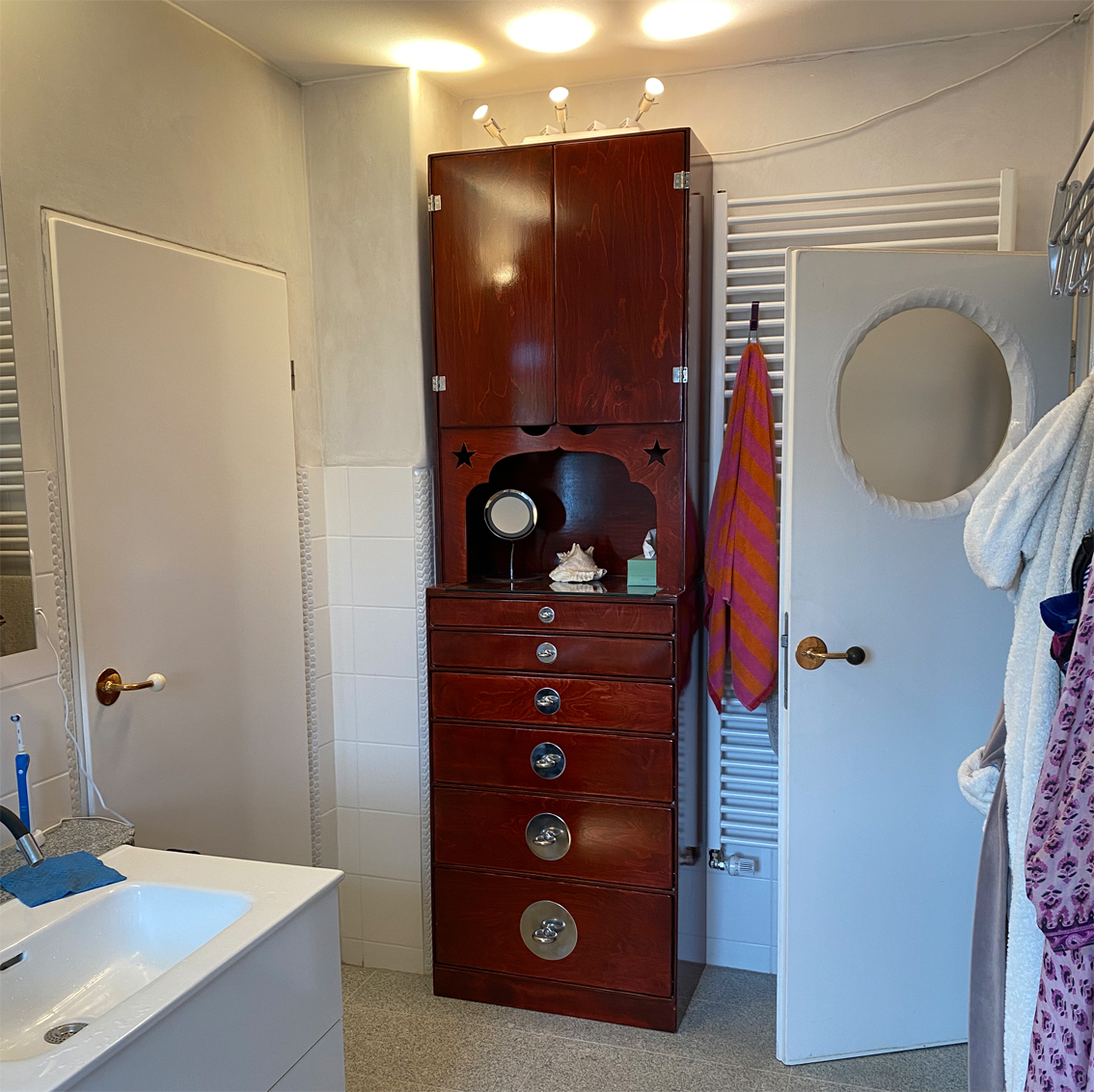aufwendig-selbst-gebastelter-badschrank-514188-2.jpg