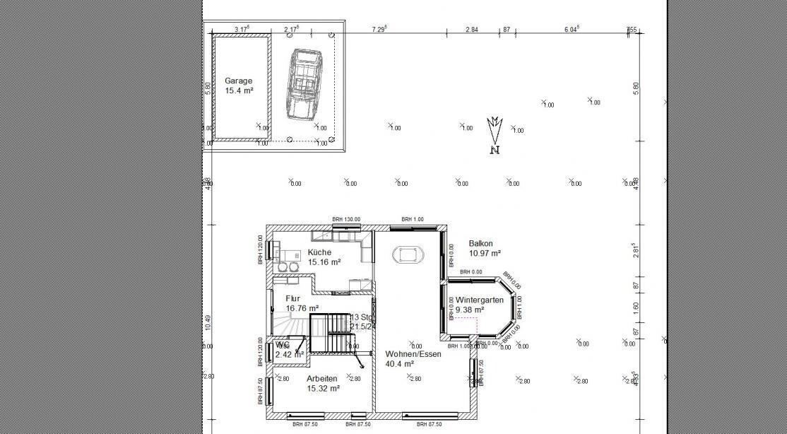 Grundriss eines Hauses mit Garage, Küche, Flur, Wohn-/Essbereich, Balkon und Wintergarten.