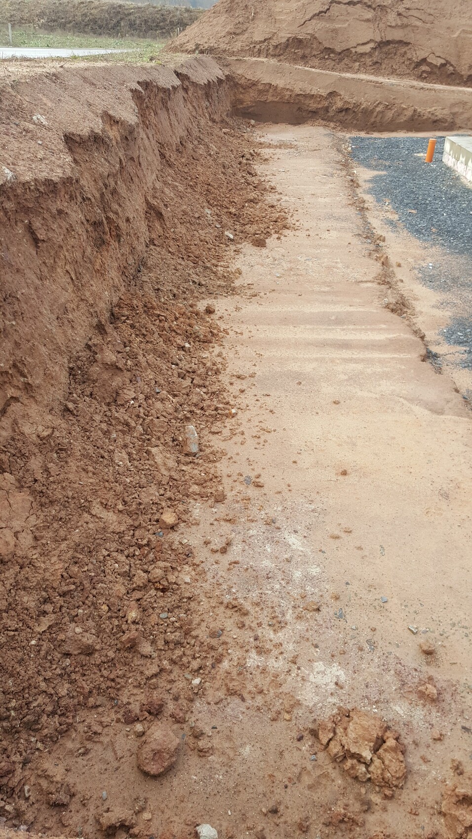 Ausgehobene Baugrube mit Erdarbeiten für Fundament auf einer Baustelle