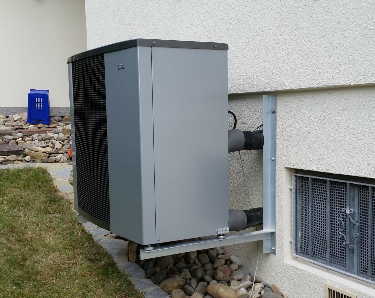 Außeneinheit der Klimaanlage am Haus mit Rohren