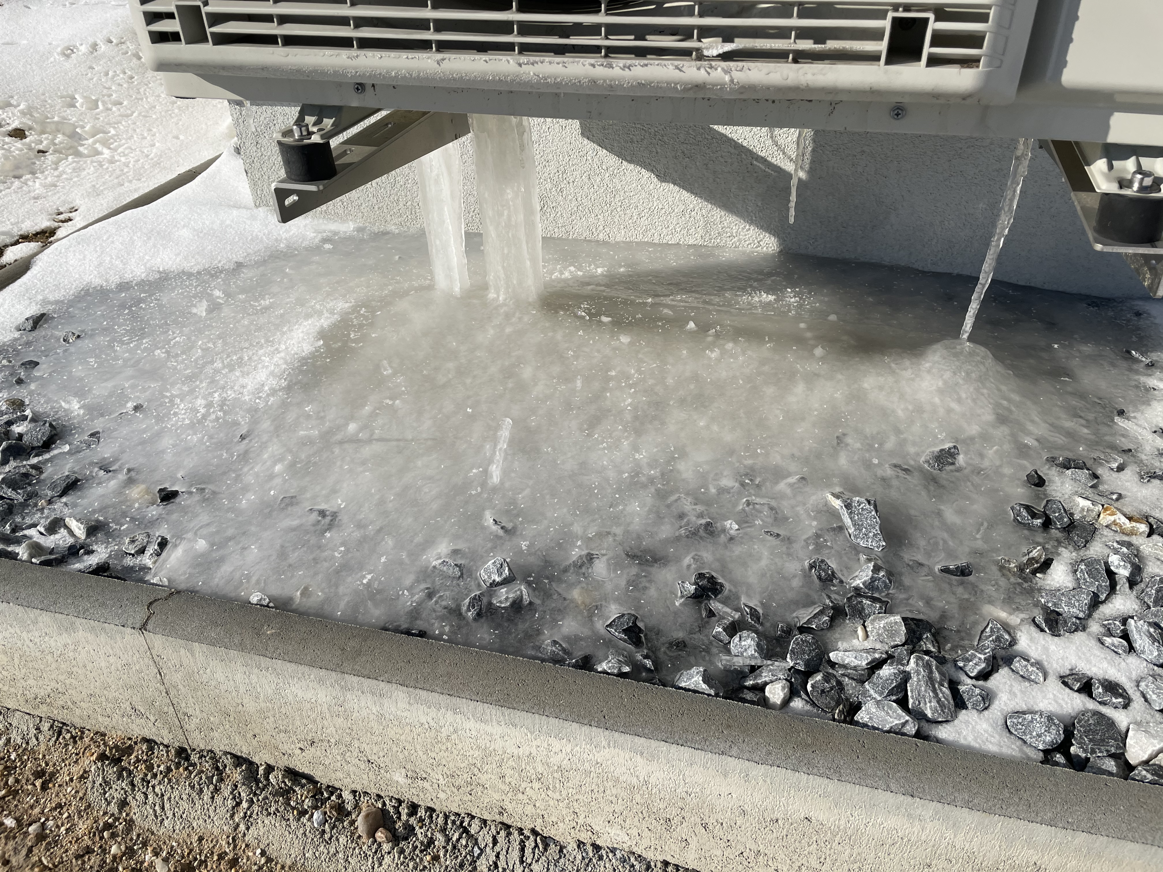 außen-kondensator-frost-eis-wasser-tropft.jpeg