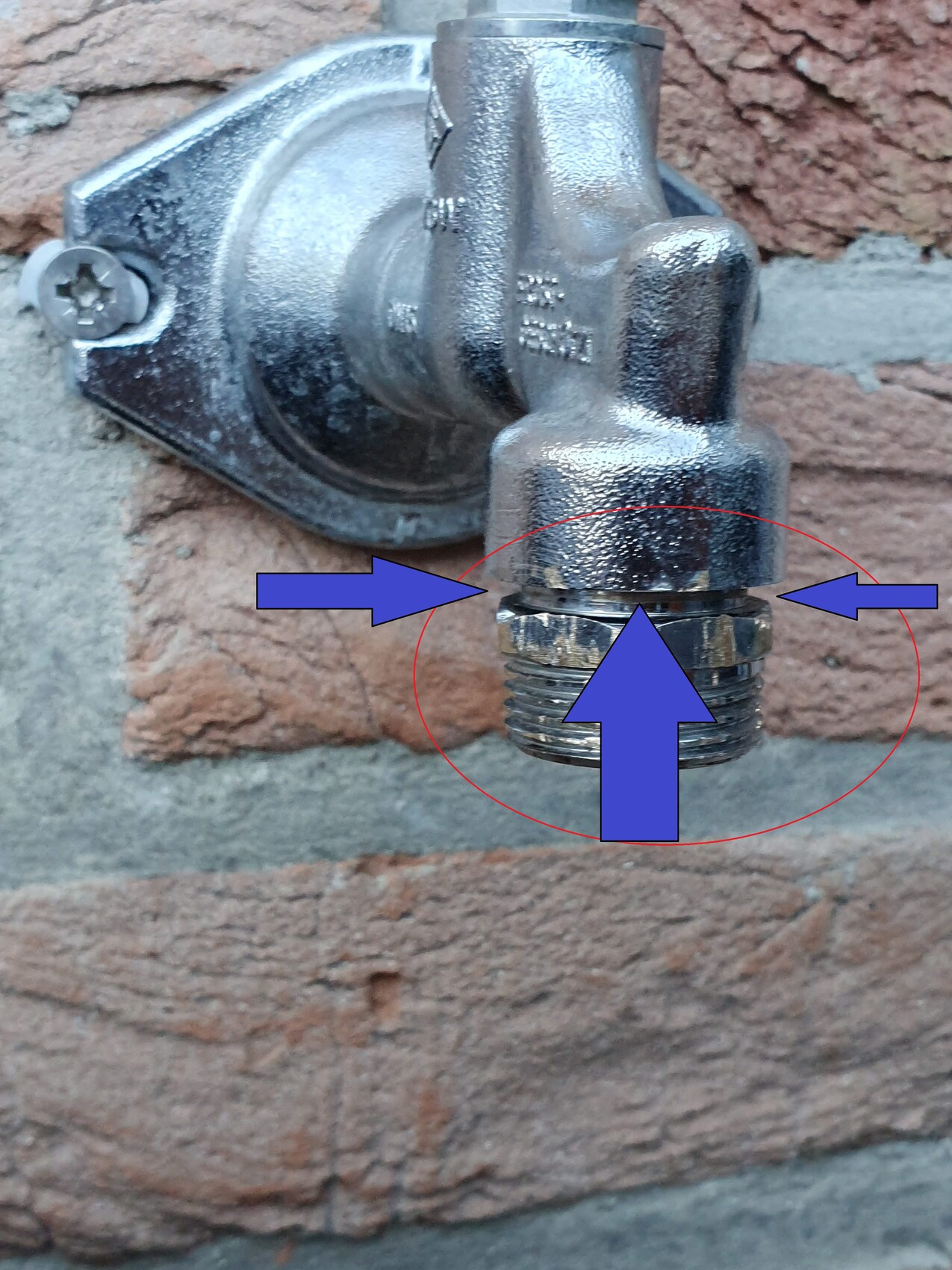 Außen-Wasserhahn-Ventil aus Metall mit Gewinde an Ziegelwand montiert.