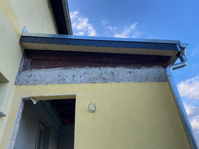 aussenansicht-dachrinne-gelbes-haus-dachkante.jpg