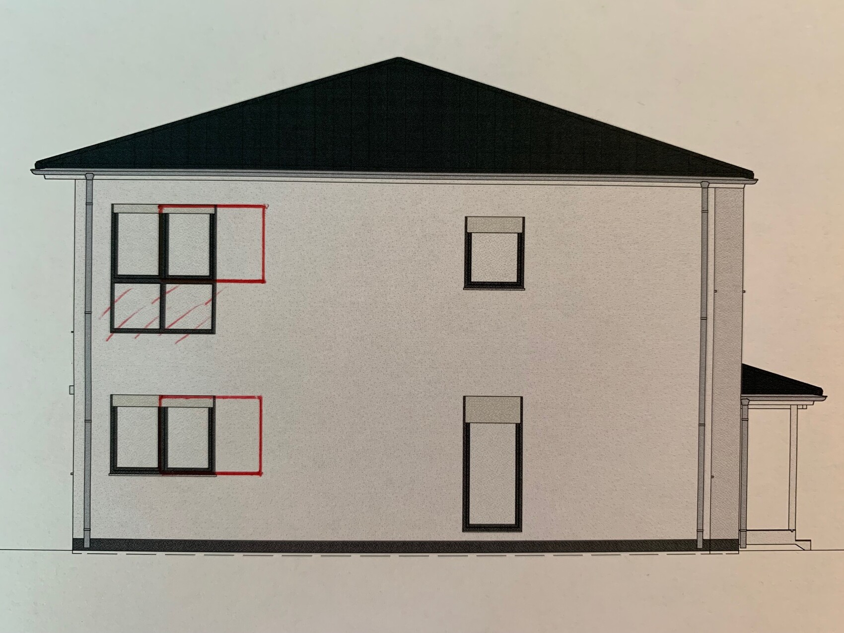 Zweistöckiges Haus mit Satteldach; linke Fenstergruppen mit roten Markierungen.