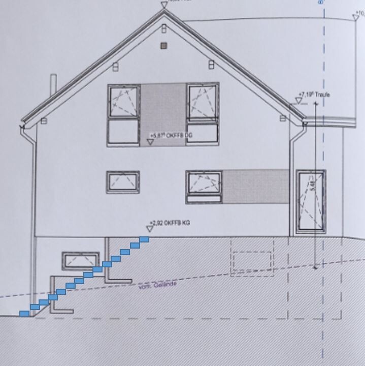 Architekturzeichnung eines zweistöckigen Hauses mit Dach, Fenstern und einer blauen Treppe am Hang.