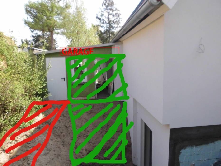 Weiße Hausfassade mit Garage, Kiesweg; rote und grüne Markierungen kennzeichnen Bereiche.