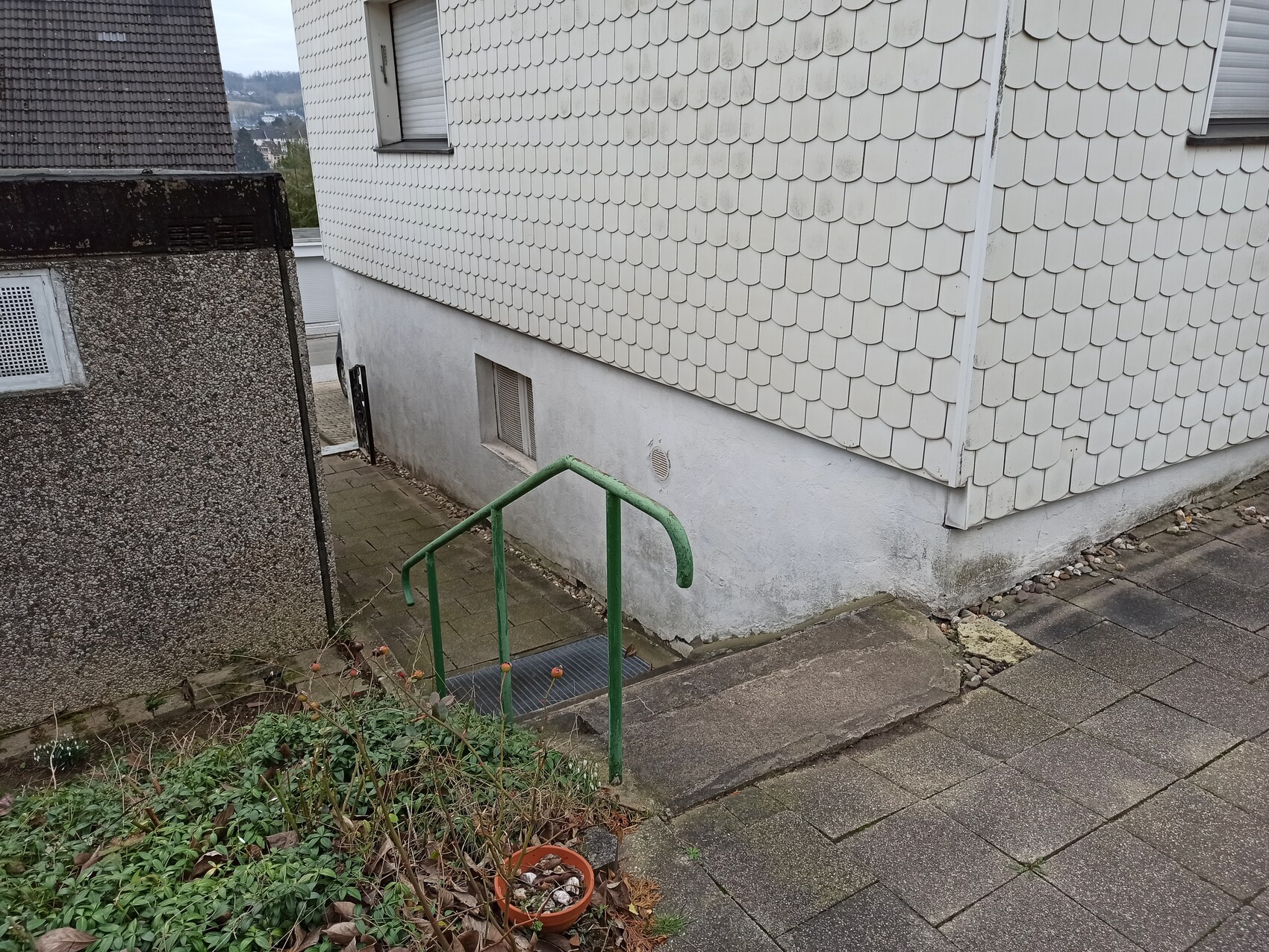 aussenansicht-haus-front-eingangsbereich-stufen-gruenes-gelander.jpg