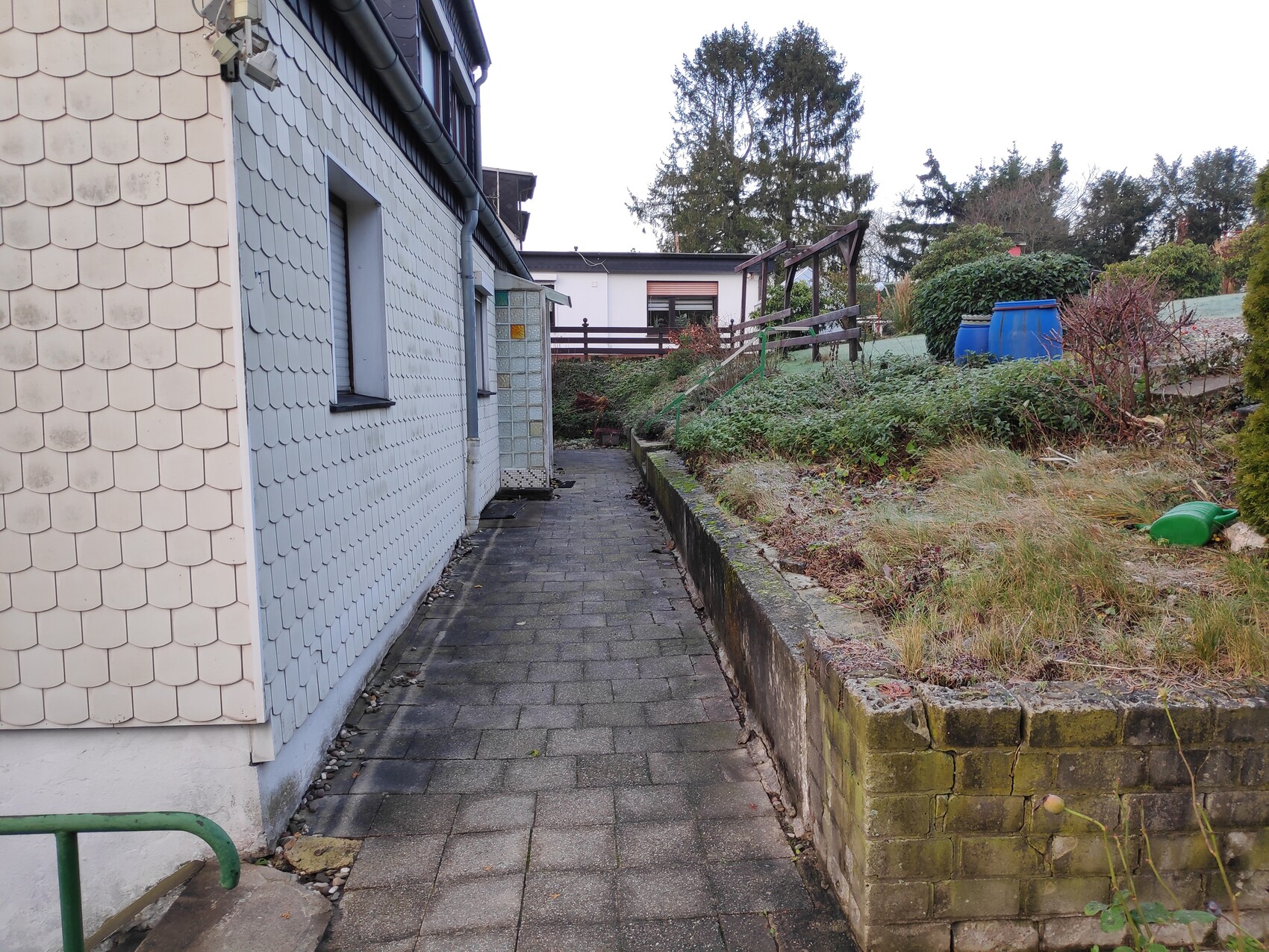 aussenansicht-hausfassade-steinpflaster-pfad-gartenanlage.jpg