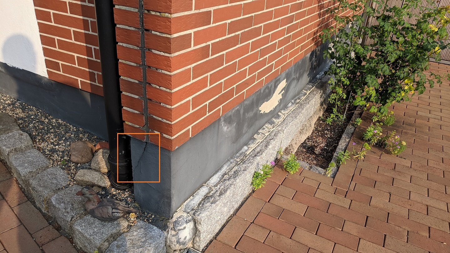 aussenansicht-hauswand-dachrinne-garten-pflanzen.jpg
