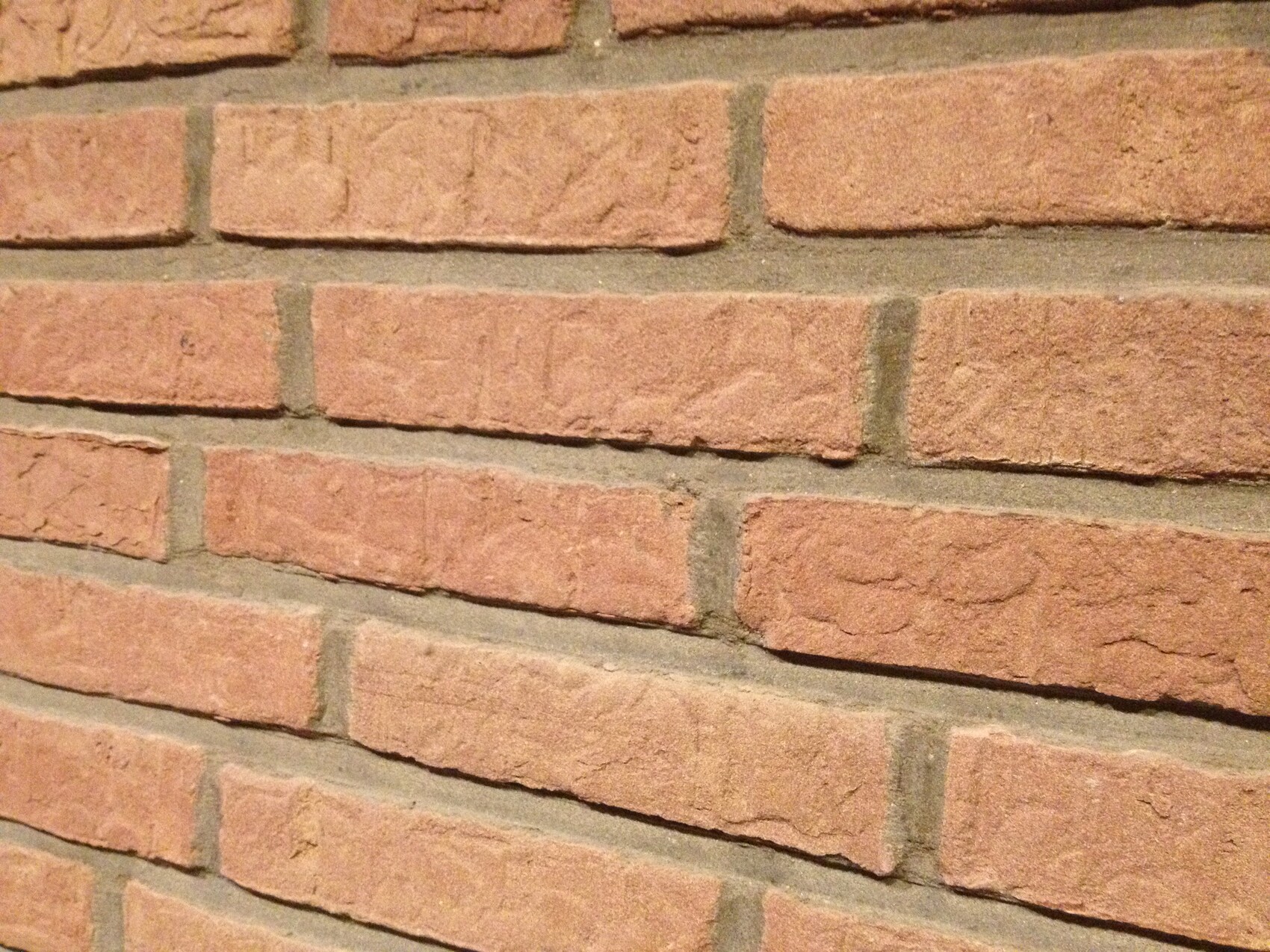 Nahaufnahme einer roten Ziegelwand als Außenfassade.
