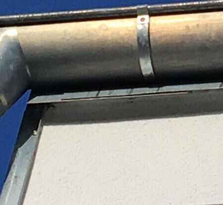 außenrohr-dachrinne-blechkante-wand.JPG