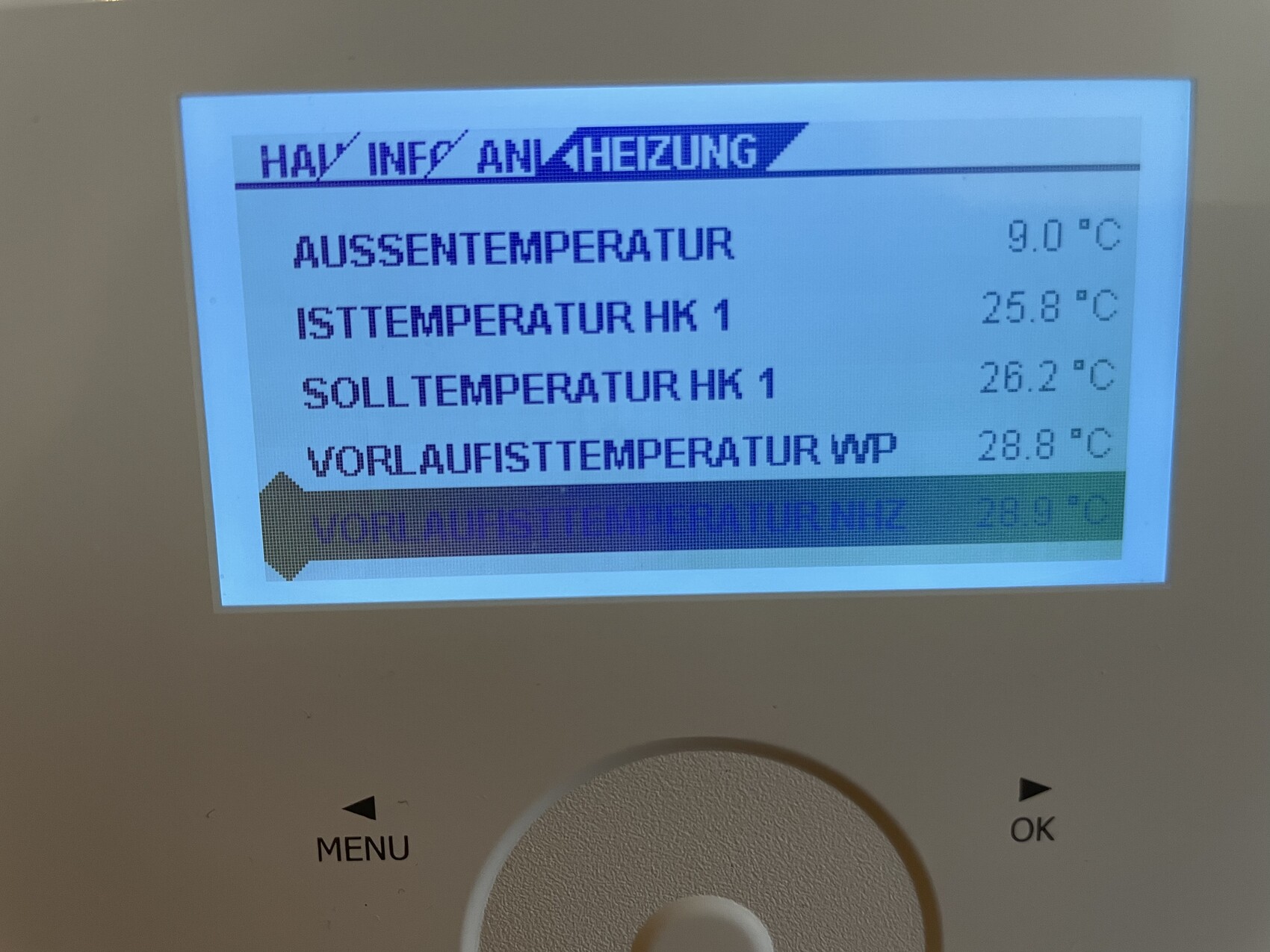 Thermostat-Display mit Außentemperatur 9°C, Ist 25,8°C, Soll 26,2°C, Vorlauf 28,8°C