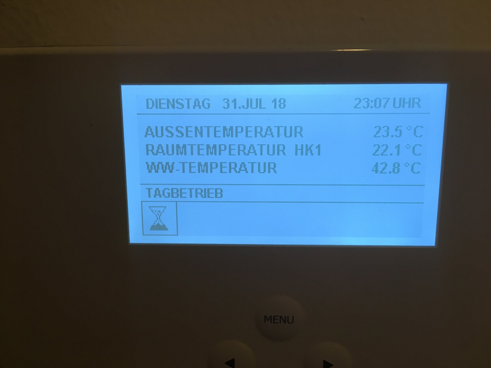 Digitale Thermostatanzeige zeigt Außentemperatur und Raumtemperatur auf blauem Display