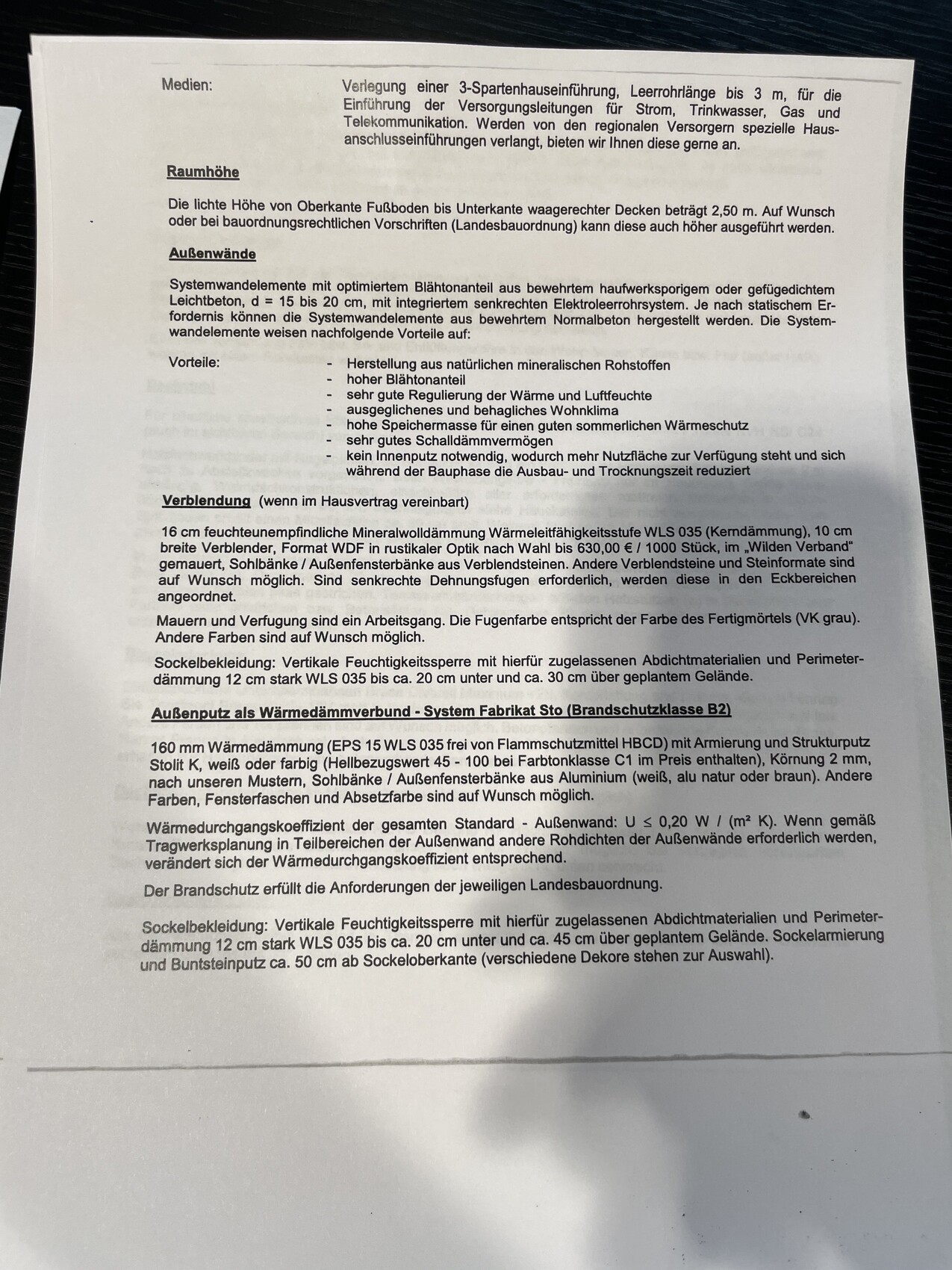 Technisches Dokument auf Deutsch mit Raumhöhe, Außenwänden, Verblendung und Vorteilen.