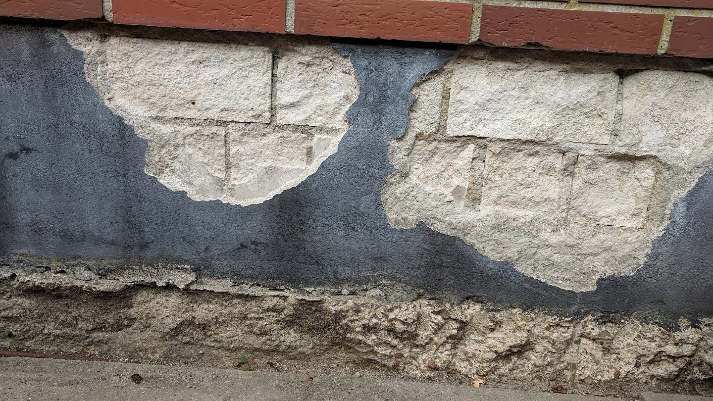 aussenwand-abgeplatzter-putz-freiliegendes-fundament.jpg