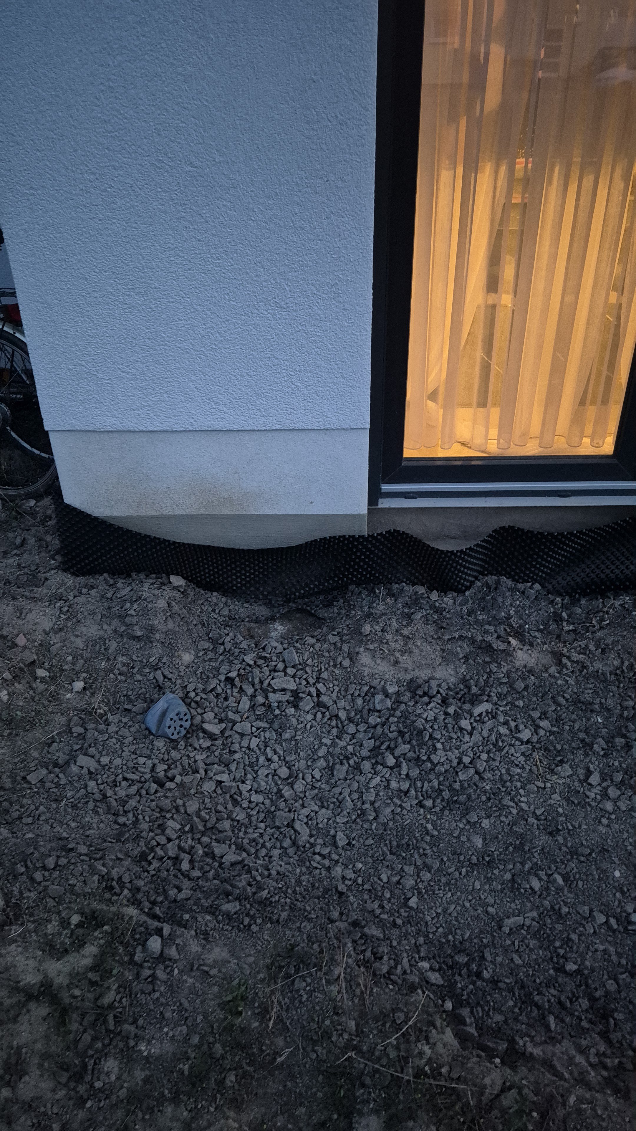 aussenwand-daemmung-fundament-aussenbereich-warmes-lichtfenster.jpg