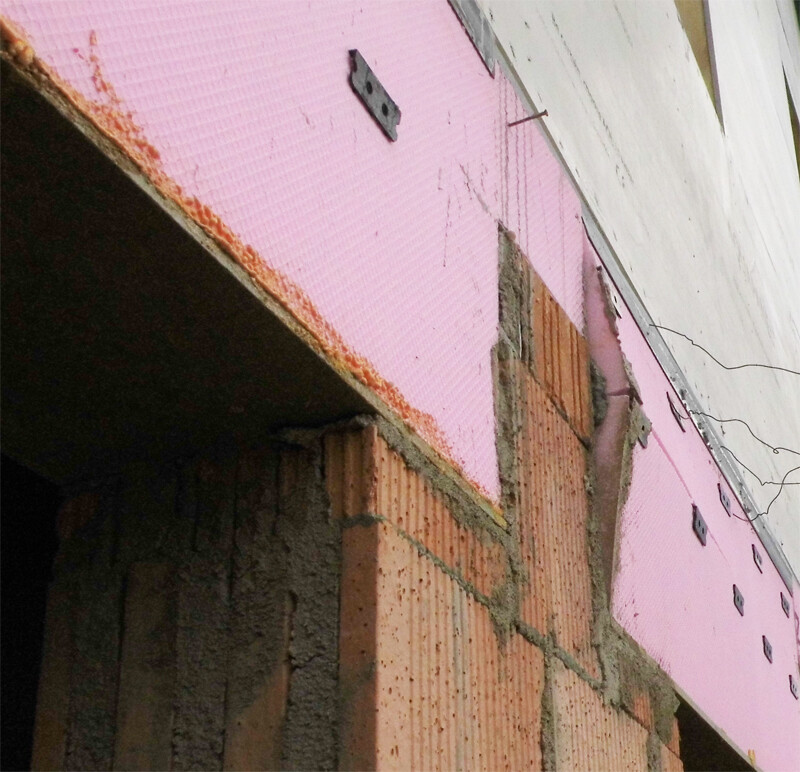 aussenwand-daemmung-pink-schaumplatte-im-bau.jpg