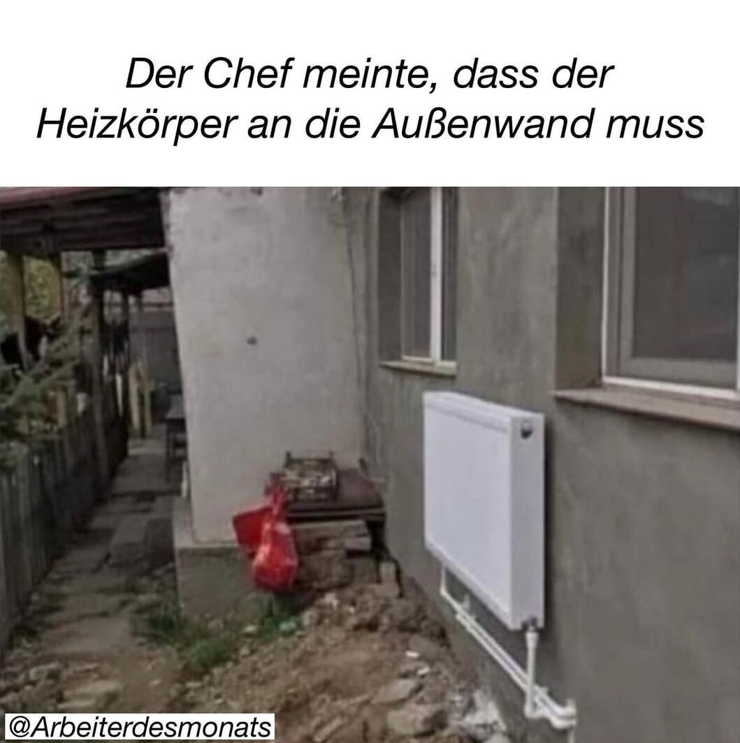 Außenwand-Heizkörper an der Hauswand; Schutt, roter Beutel und Bauabfall im Hof.