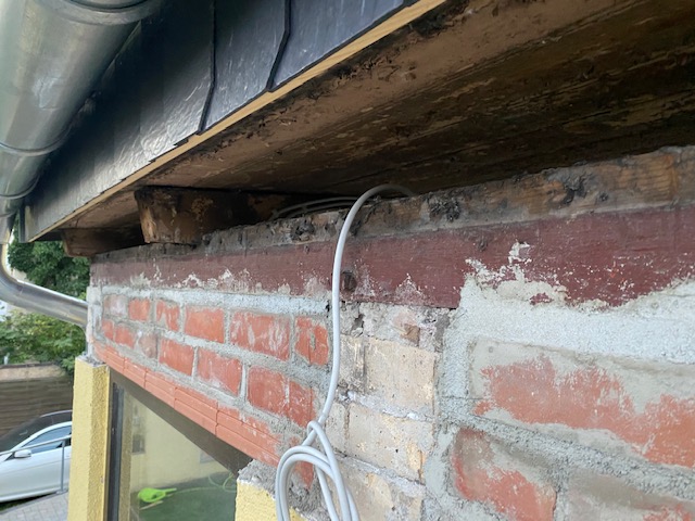 aussenwand-mauerwerk-kabel-sichtbar-dachrand.jpg