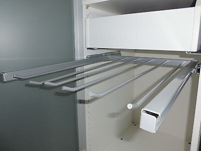 Offener Kleiderschrank mit ausziehbarer Metallkleiderstange