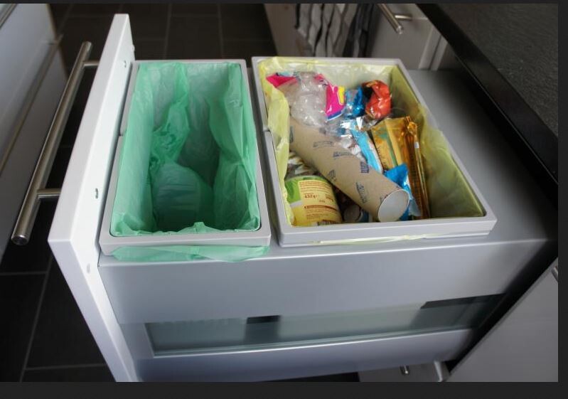 Ausziehbare Küchenschublade mit zwei Müllbehältern zur Mülltrennung im Unterschrank