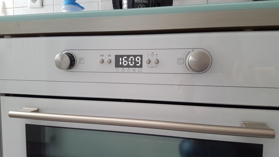 Backofen mit digitalem Display in moderner Küche aus Edelstahl