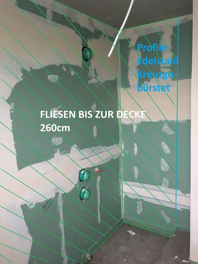 Duschbereich mit grünem Trockenbau, Fliesen bis Decke (260 cm), Edelstahlprofile.