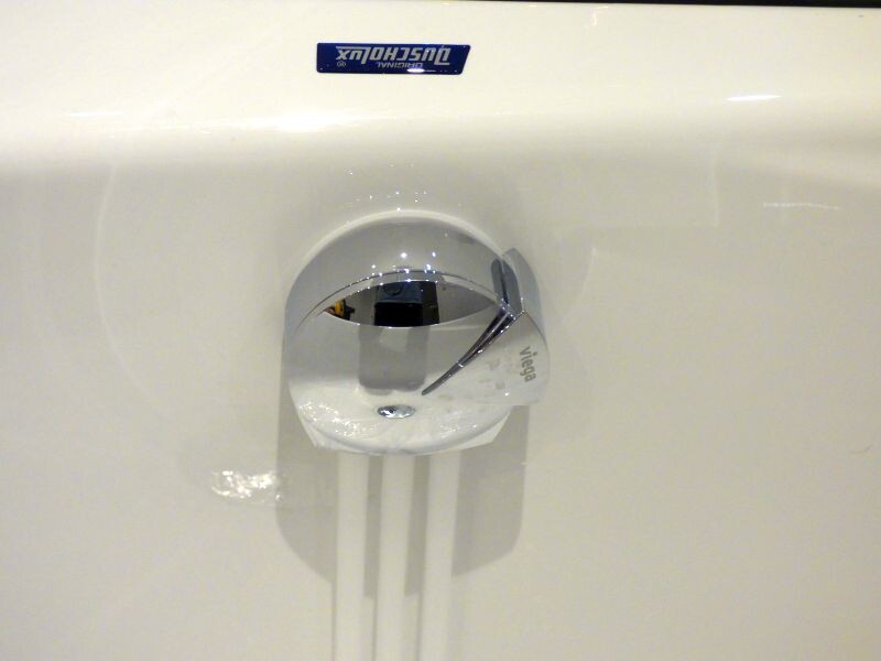 Nahaufnahme einer chromenen Abflusskappe am Waschbecken im Badezimmer