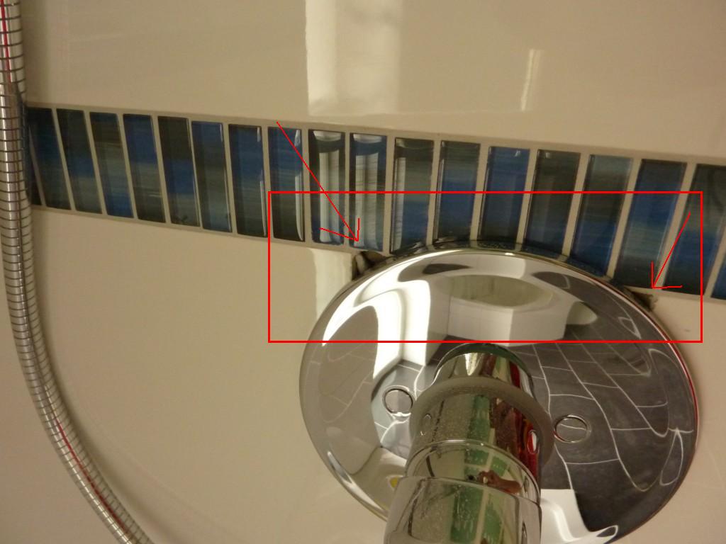 bad-armatur-im-badezimmer-mit-blauem-fliesenrand.JPG