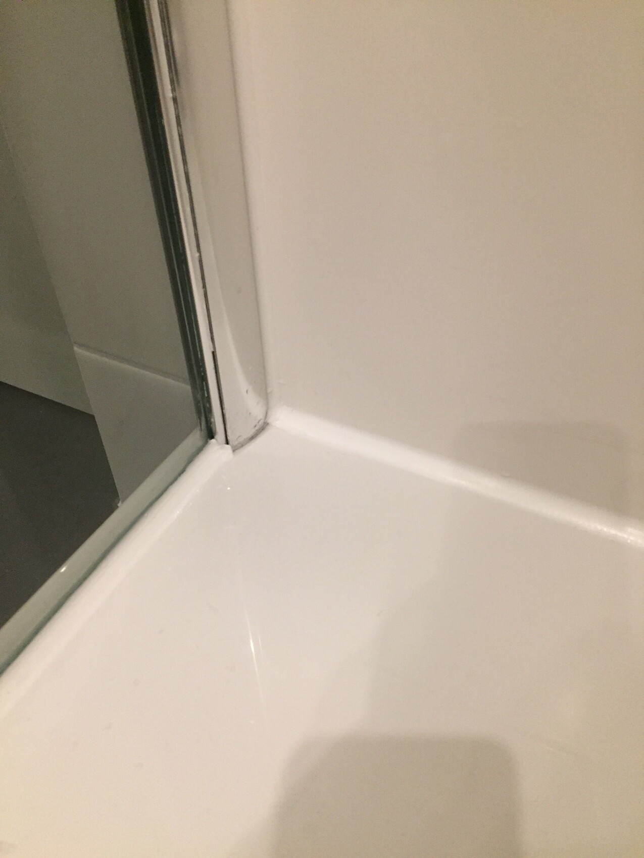 Weiße Dusche Ecke mit Glastür und Duschwanne aus Acryl