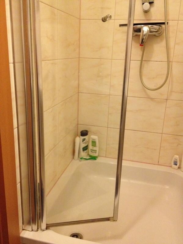 Moderne Duschkabine im Badezimmer mit Glasschiebetür und Wandfliesen.