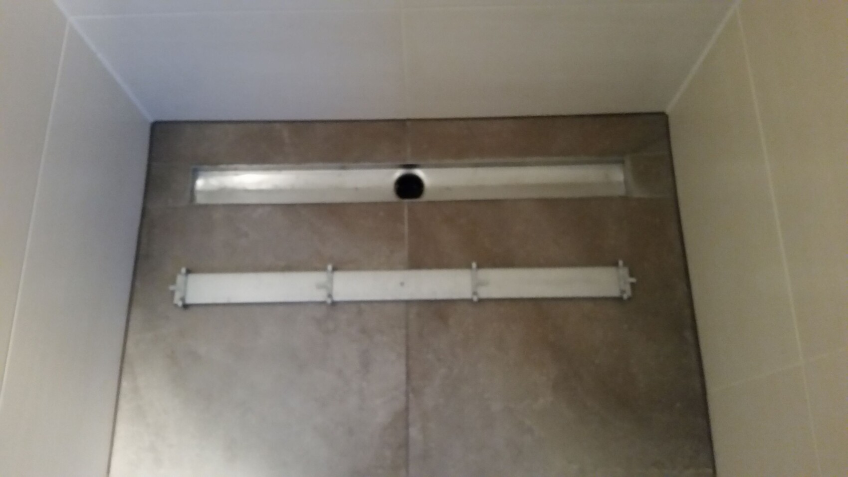 Bodenfliesen im Badezimmer mit linearer Duschrinnenabfluss