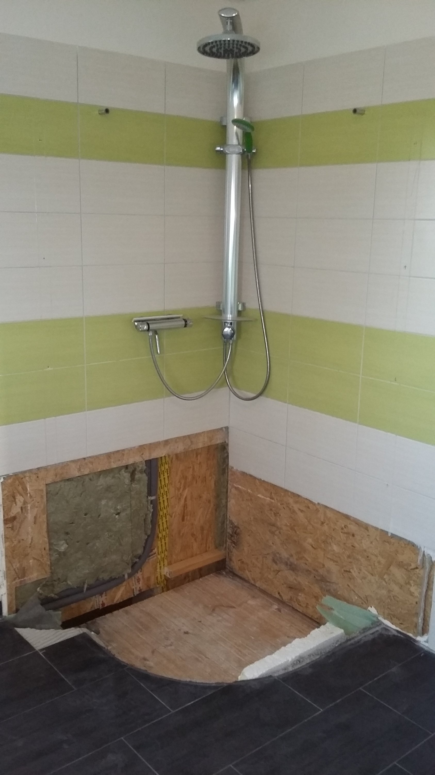 bad-dusche-renovierung-wand-fliesen-unterbau.jpg