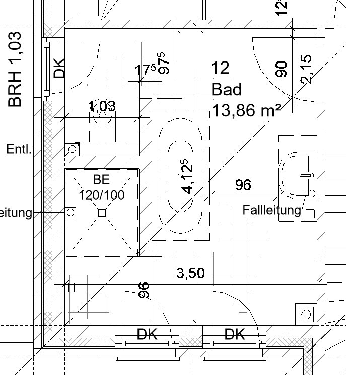 Grundriss eines Badezimmers mit Badewanne (oval), Waschbecken, Abwasserleitungen, Türen.