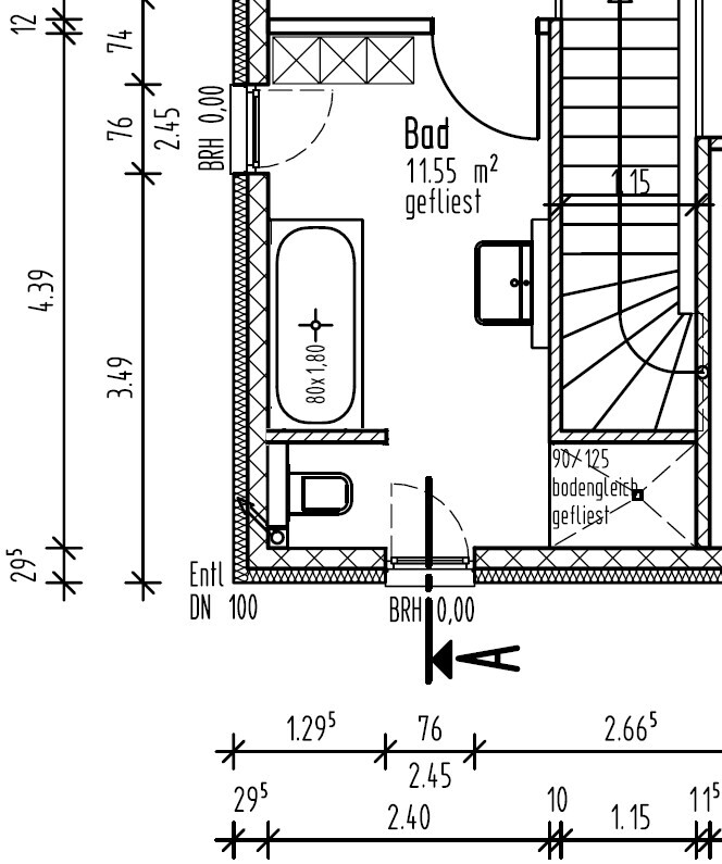 Grundriss eines Badezimmers mit Badewanne, Toilette und Treppe in einem Haus.