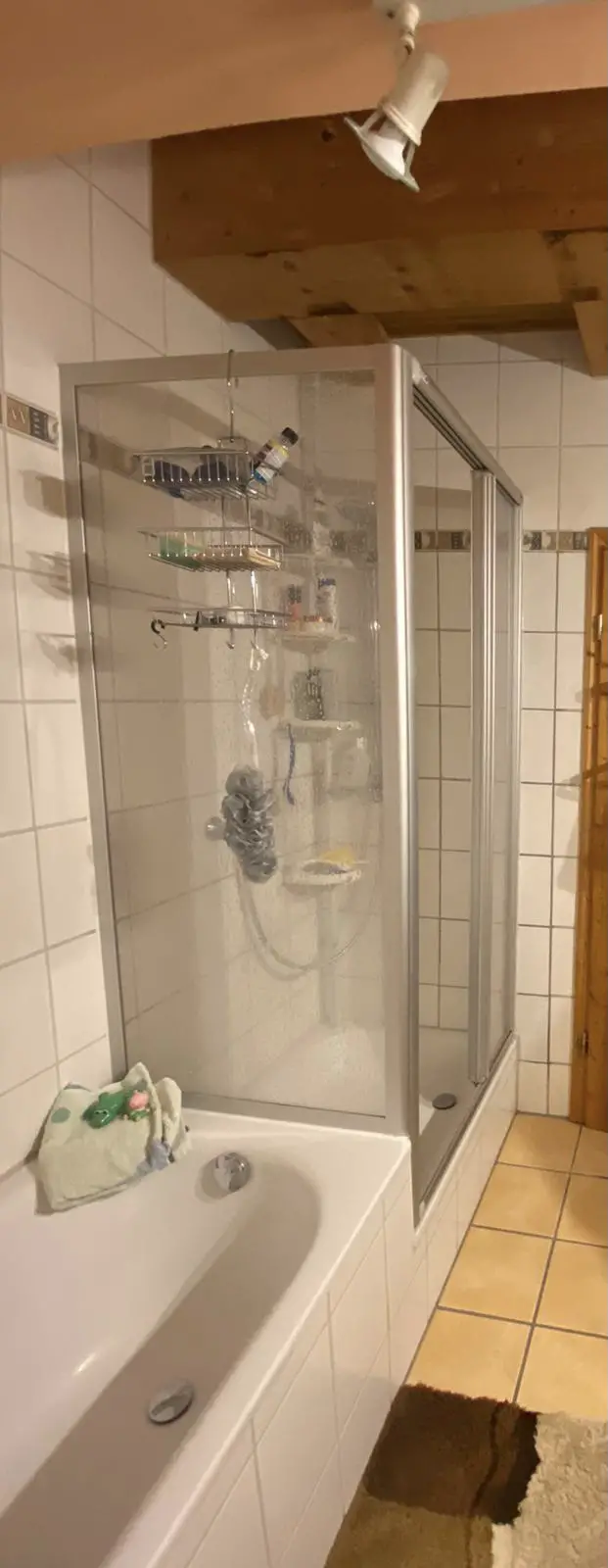 bad-renovieren-komische-duschkabine-483598-1.jpg