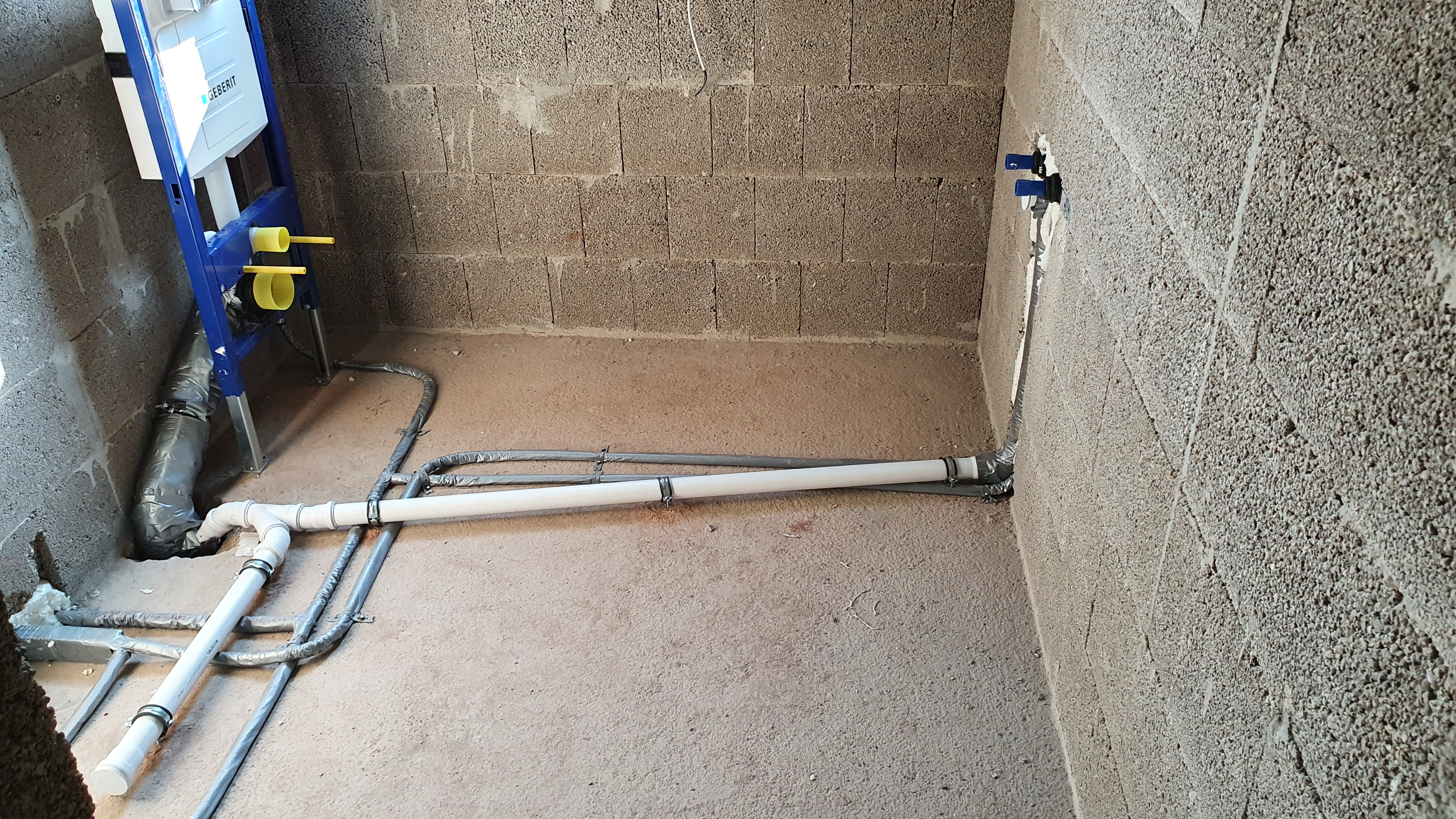 bad-rohbau-sanitaer-installation-geberit-wandspuelkasten.jpg