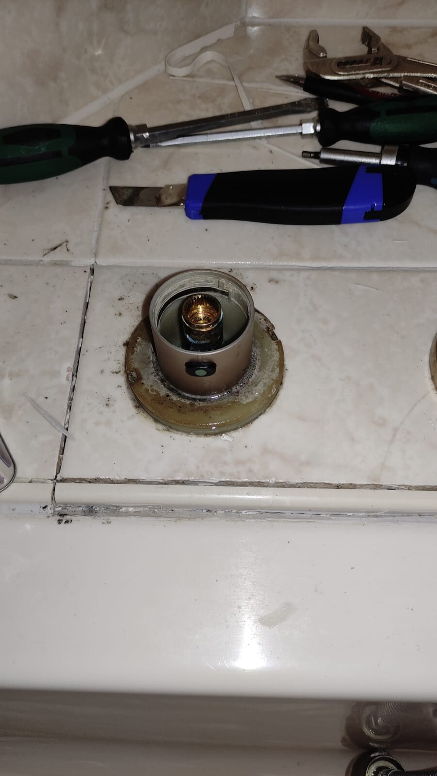 Badezimmer-Sanitärinstallation, Werkzeuge und Montagesatz auf Fliesenboden