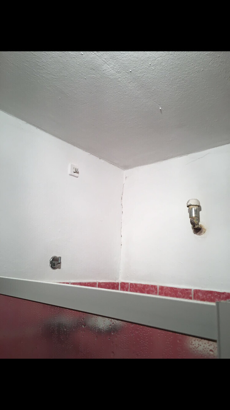 bad-sanitair-installation-exponierte-rohrleitungen-im-bad.jpg
